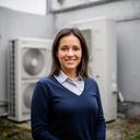 Berit Chadi vor einer frisch installierten Wärmepumpe im Wiener Innenhof